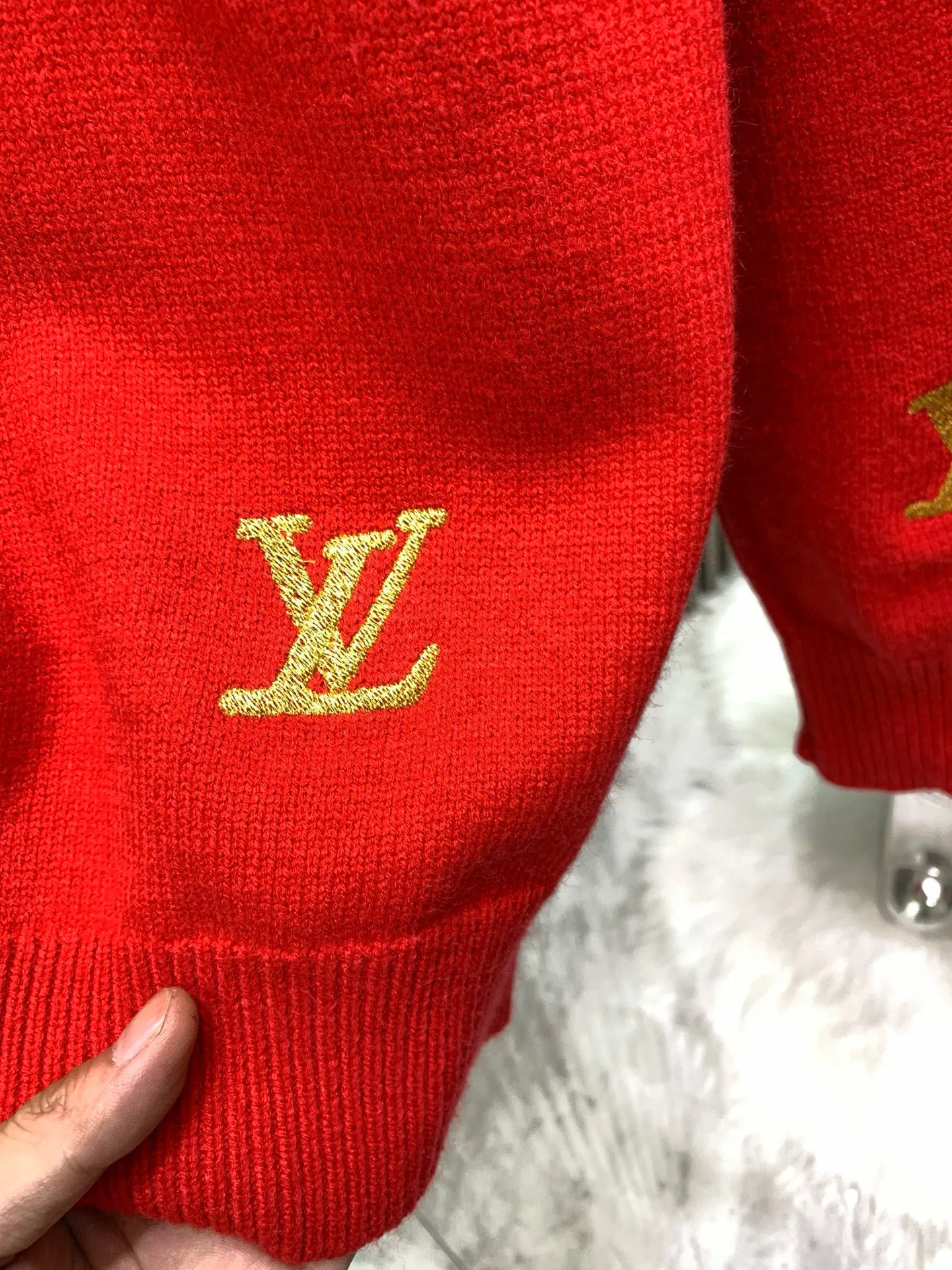 🅿️400 🀄️ Louis Vuitton 26* Autumn and Winter New Year's new products, same style for men and women. Classic logo jacquard logo, fashionable and versatile knitted sweater. Logo is embroidered with gold thread. The surrounding classic weird people's heads and faces are embroidered with complex craftsmanship. Ready-made clothes are crisp and draped with a sense of weight. Not only can they add a sense of fashion to daily wear, they feel soft, delicate, comfortable, breathable and not easily deformed. They are fashionable and individual and have a warm effect at the same time. The appearance is really nothing to say. Get it now